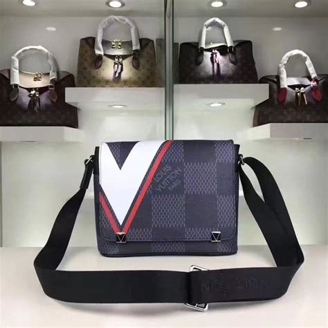 sacoche louis vuitton voyageur|sacoche louis vuitton homme.